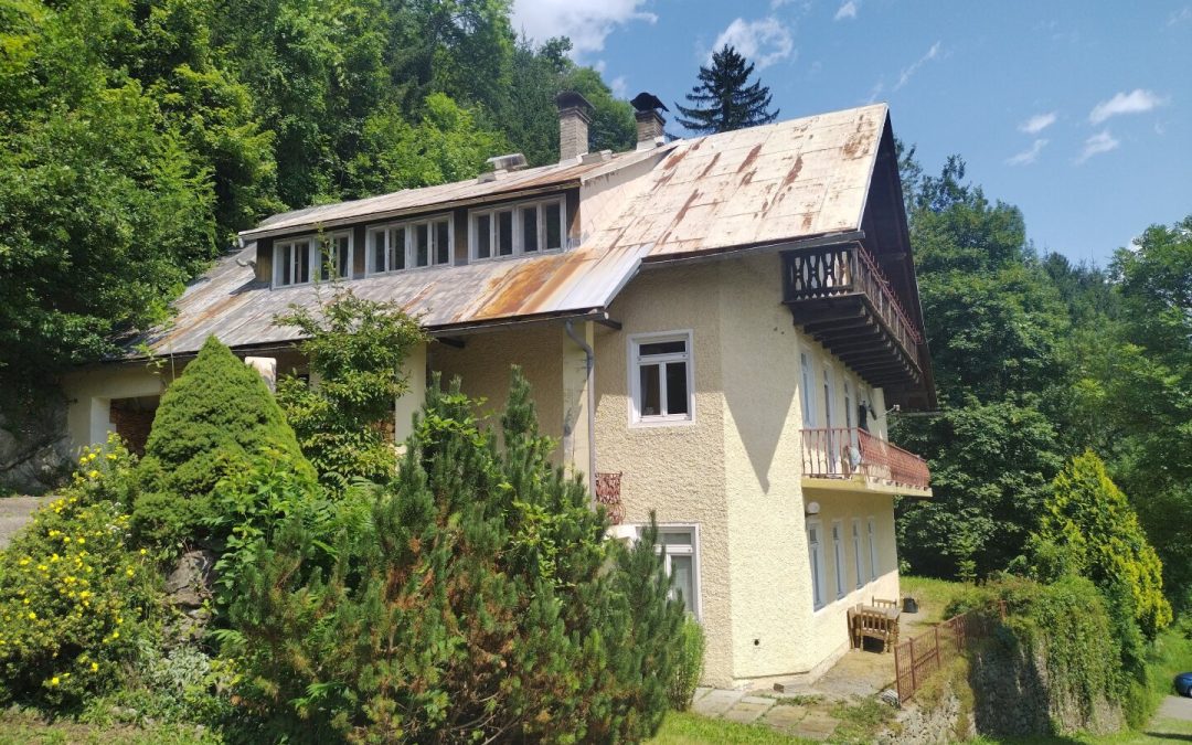 Großes sanierungsbedürftiges Wohnhaus in Alleinlage mit guter Anbindung