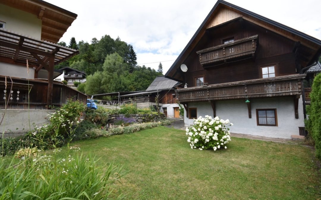 Wohnhaus mit Nebengebäuden, Grün- und Baufläche — 2 getrennte Wohneinheiten