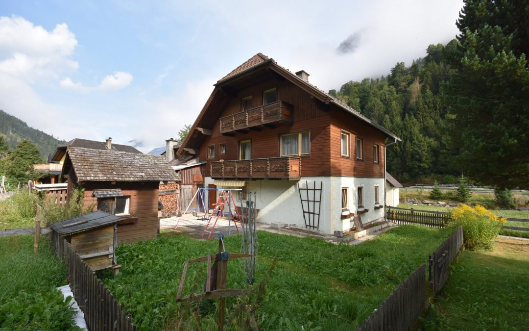 Landhaus in Muhr: Großzügige Fläche, 3 Balkone, Garage und mehr.