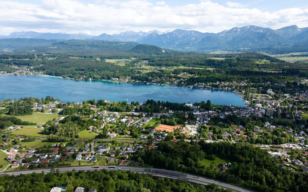 Exklusiver großzügiger Baugrund mit Wohnhaus und Panoramaseeblick