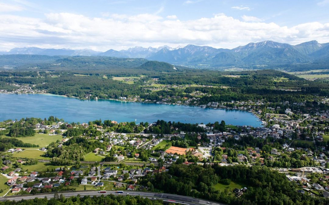 Exklusiver großzügiger Baugrund mit Wohnhaus und Panoramaseeblick