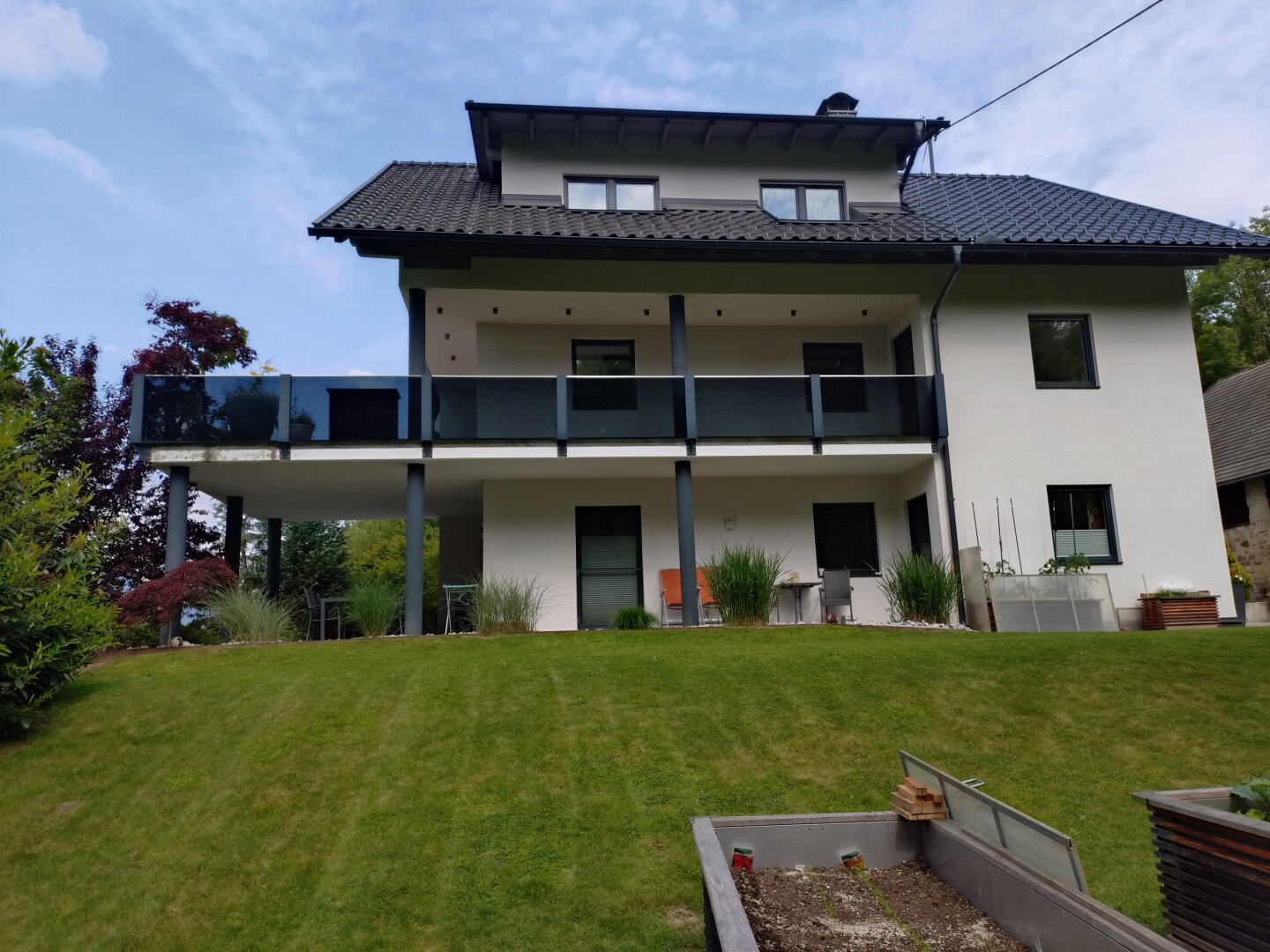 Haupthaus mit 2 Wohneinheiten Terrassen, Balkonanlage, Garten