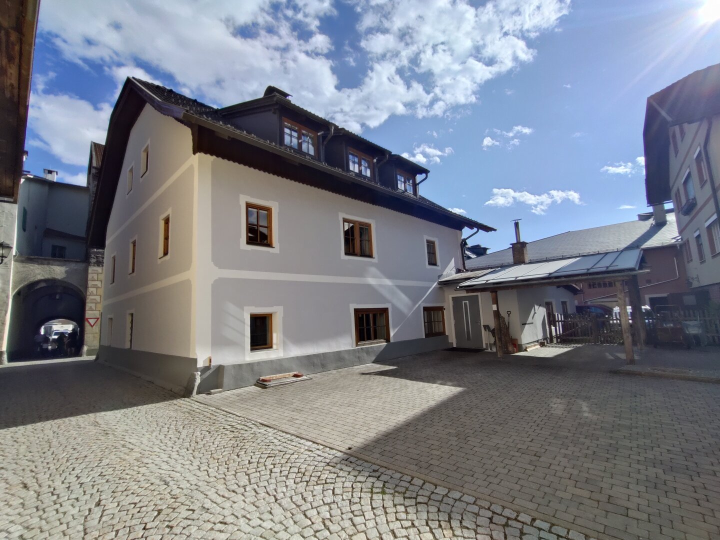 Rückseite mit hauseigenen Parkplätzen